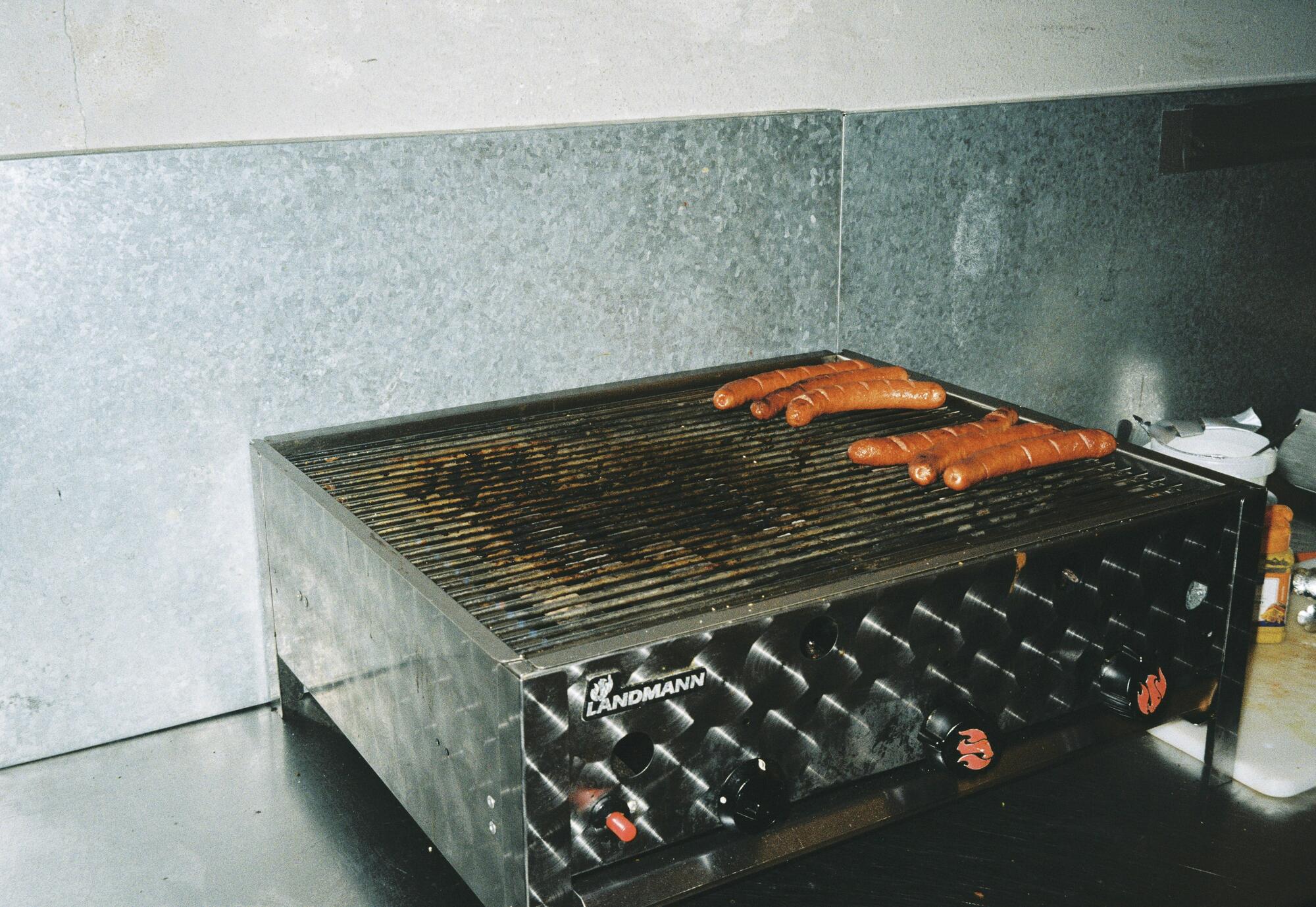 grill mit würsten in der halle