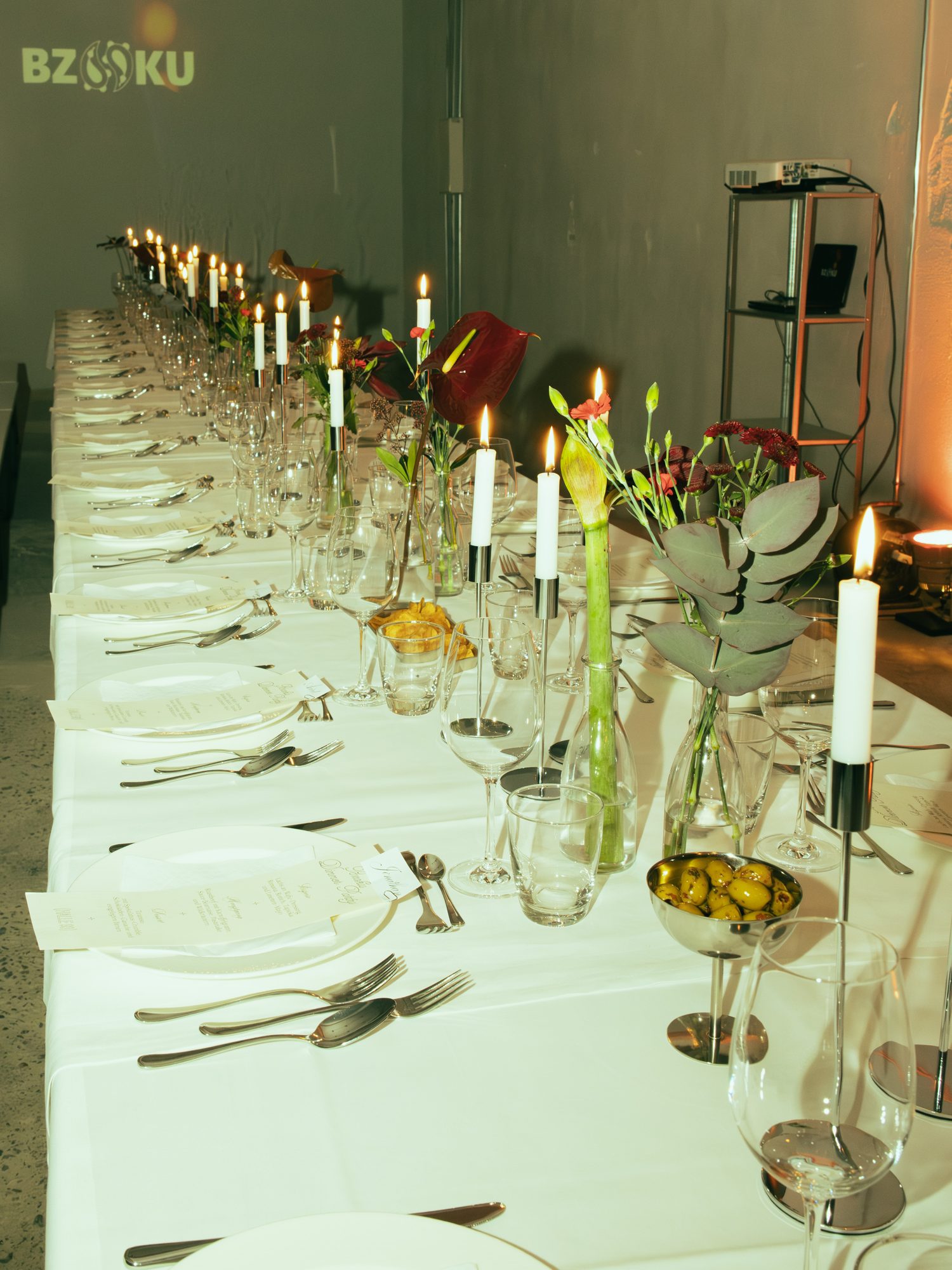 Bzoku Private Dinner — lange Tafel mit Kerzen