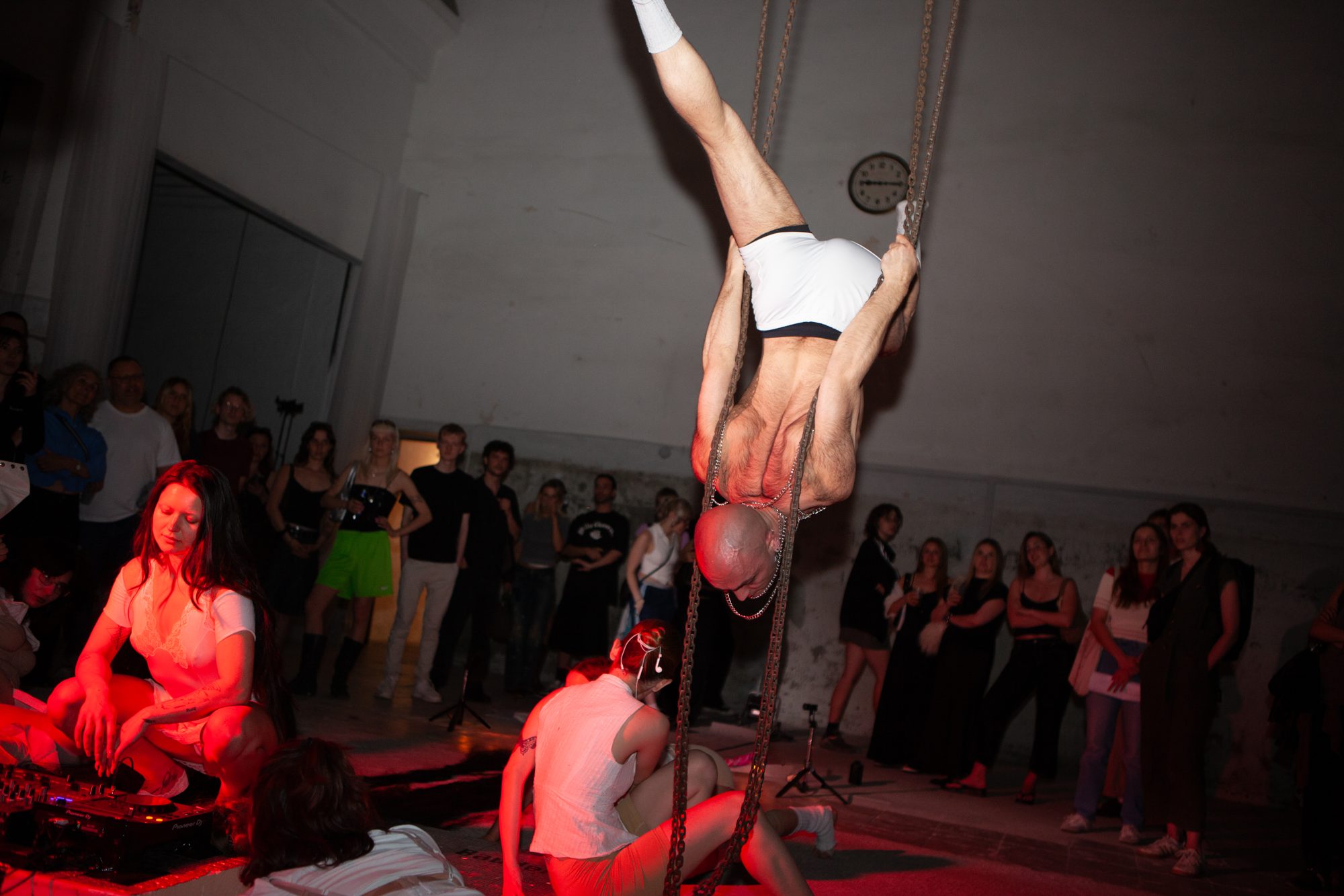 Radical Manifesting — Performance über dem Publikum